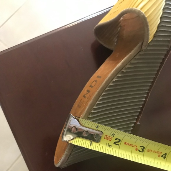 👡𝗛𝗢𝗦𝗧 𝗣𝗜𝗖𝗞👡RARE VINTAGE FENDI SANDALS - Picture 7 of 8